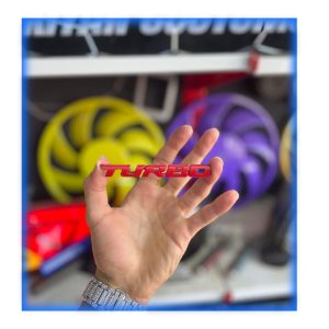 نوشته آرم توربو TURBO در دو رنگ مشکی و قرمز